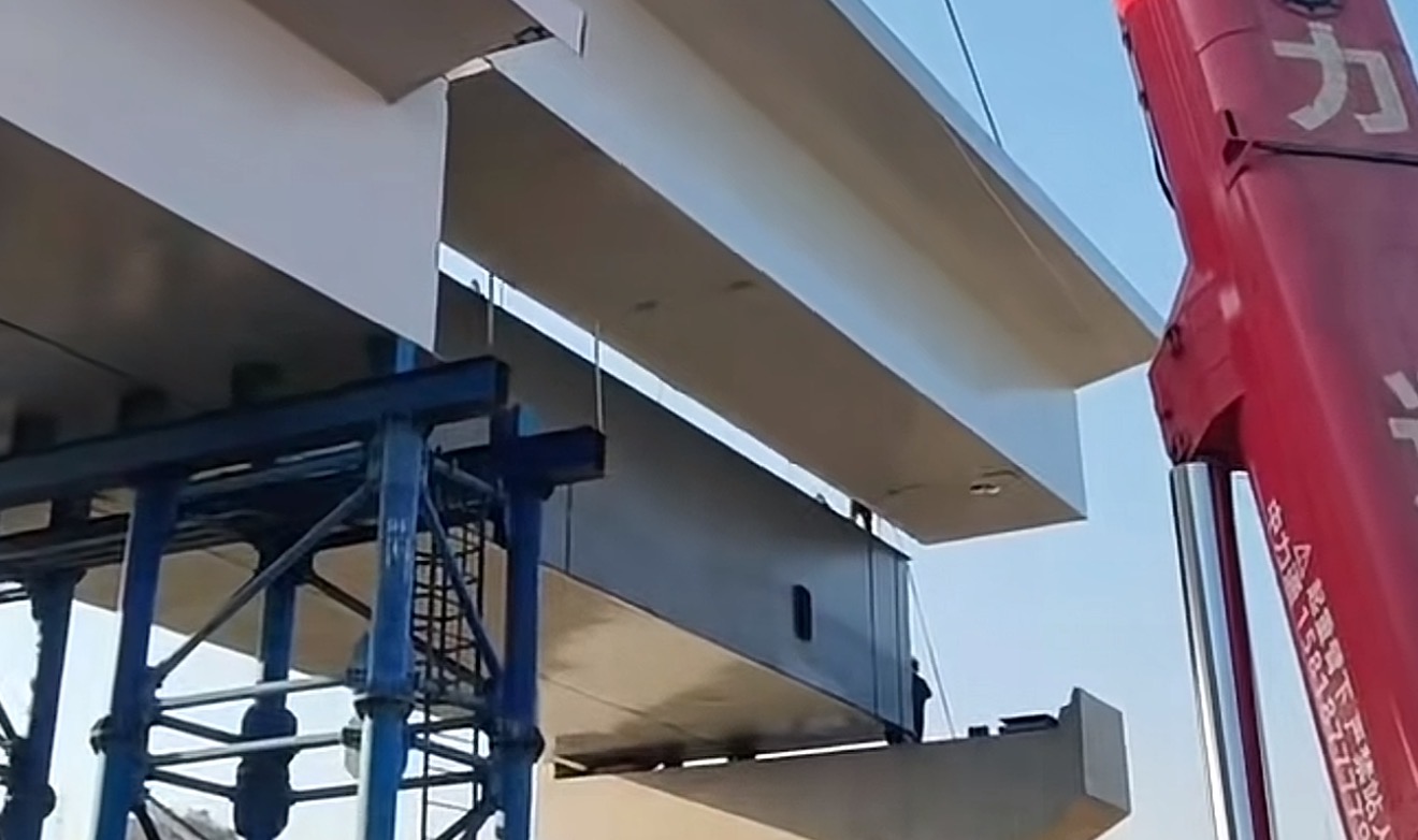 Chengdu steel bridge girder positioning under elevated bridge deck