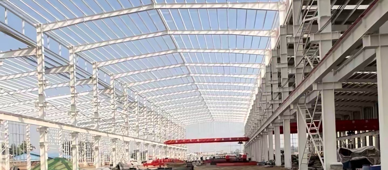 Huizhou industrial workshop roof frame and crane bay installation progress
