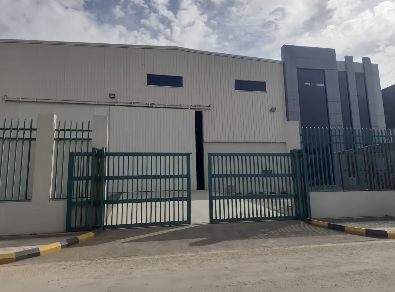 Reference exterior appearance of warehouse-type steel building for Saudi Arabia buyers