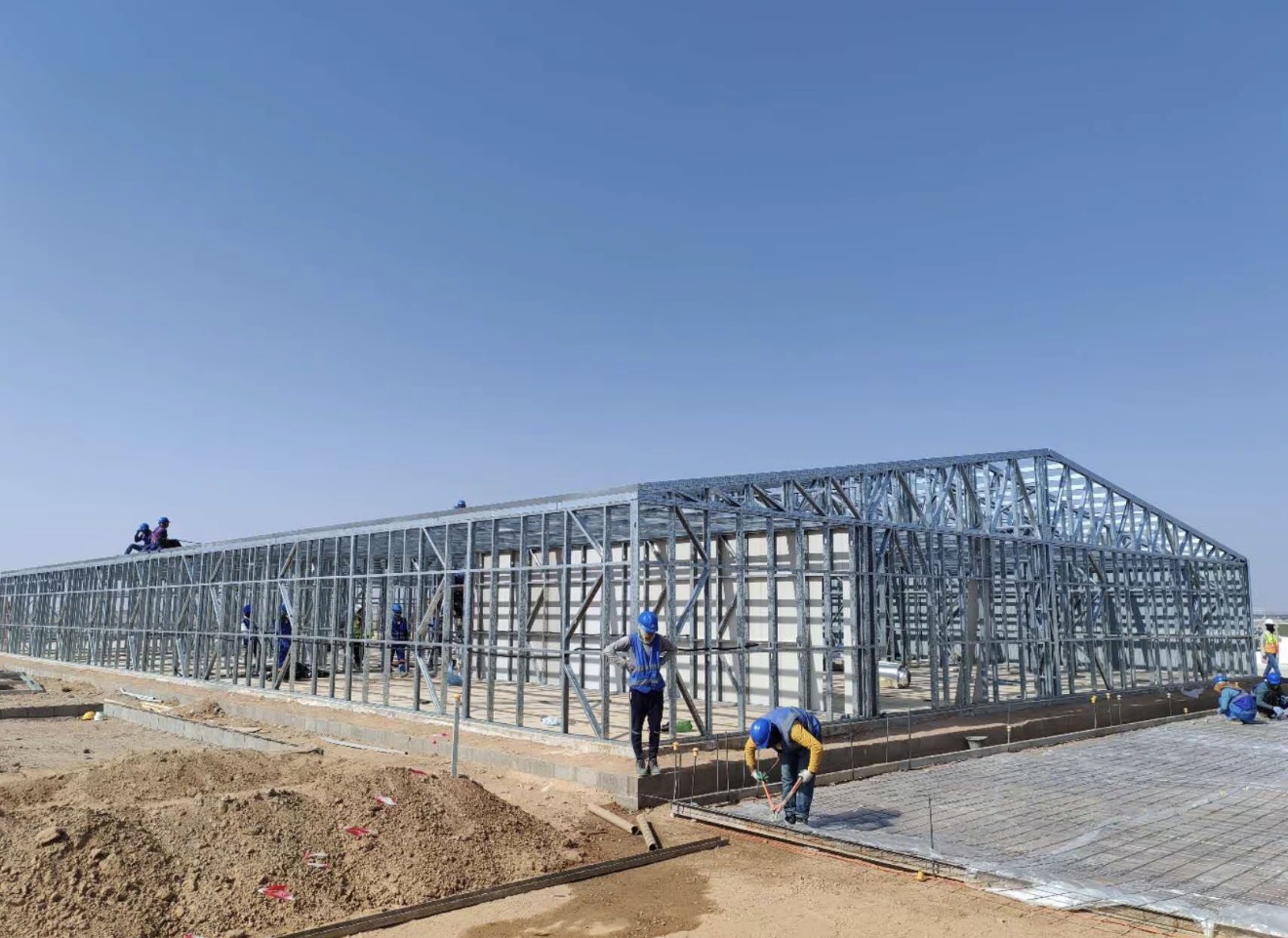 Reference warehouse steel frame installation stage for Saudi Arabia steel structure buyers