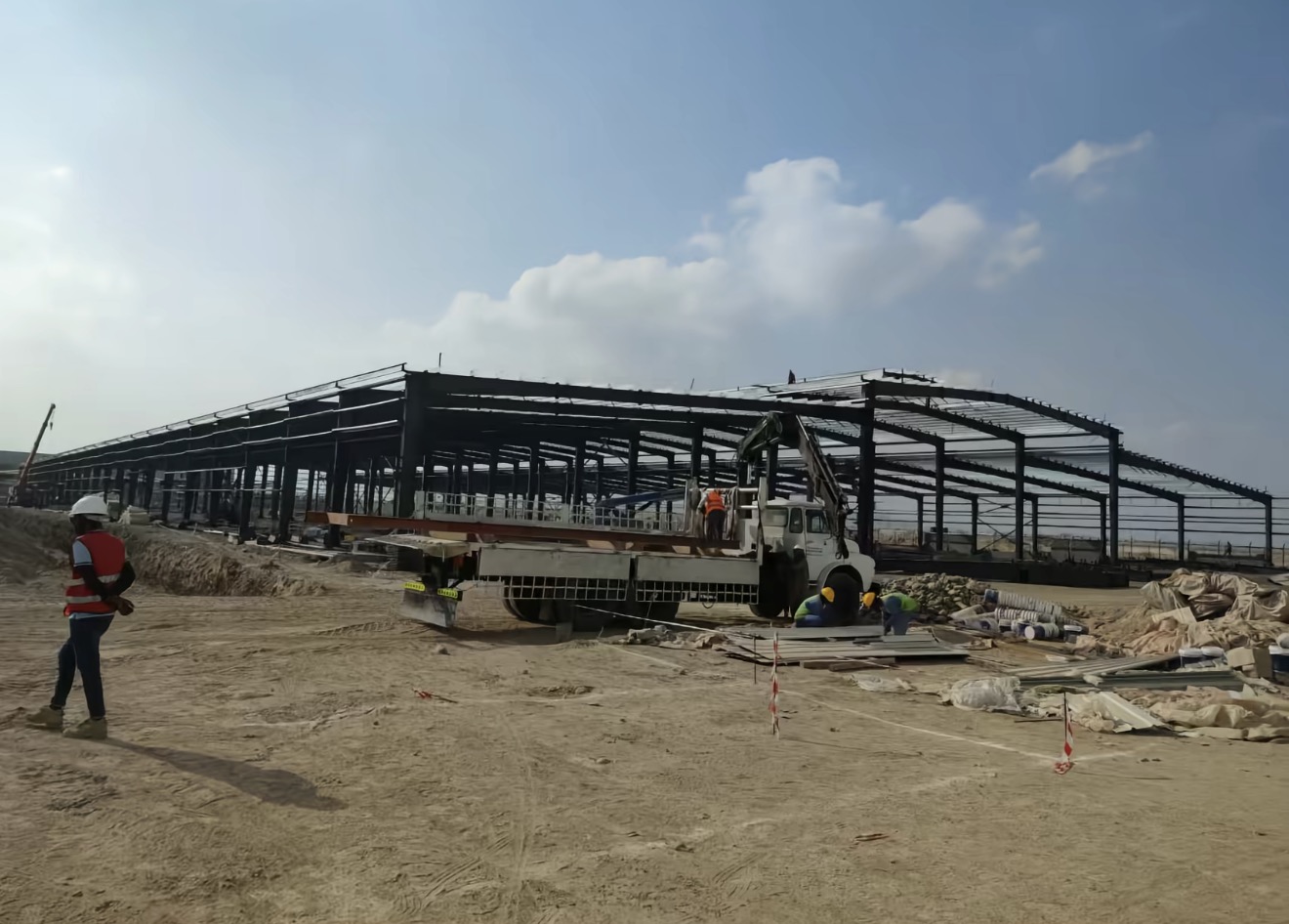Reference roof purlin installation for UAE warehouse steel building buyers
