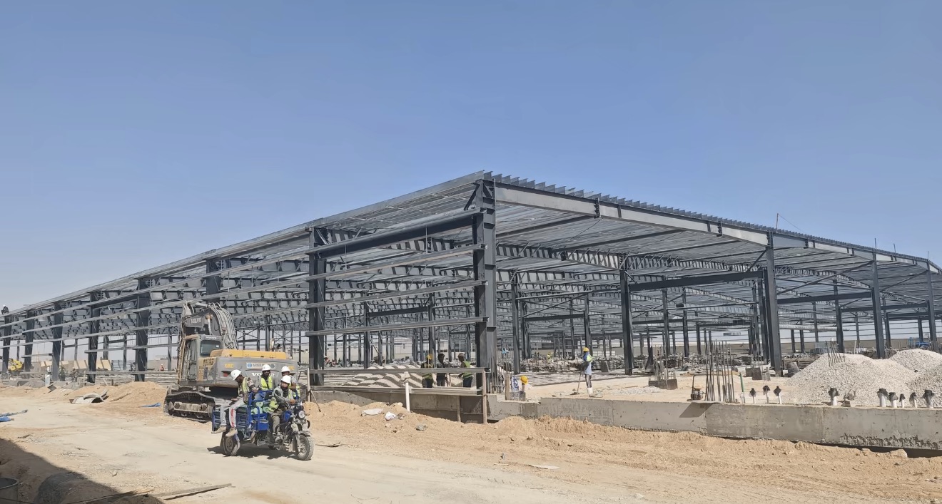Reference warehouse steel column and roof member installation for UAE buyers