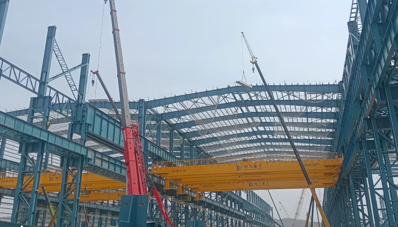 Xiamen shipyard workshop roof truss and crane installation