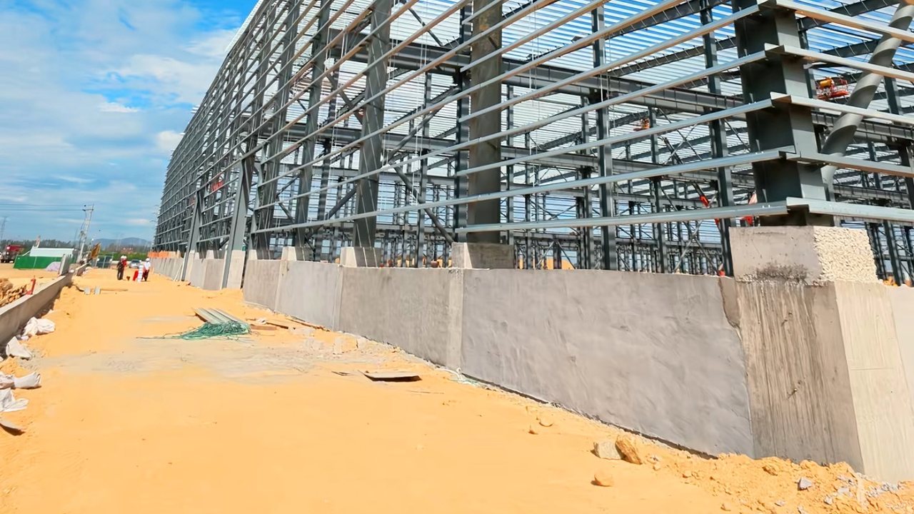 Large steel warehouse frame used for Riyadh delivery checklist planning